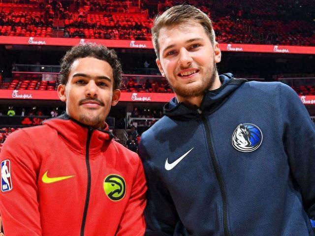 肯·葛瑞菲在西雅图水手队时期的反戴球帽造型，引领了当时的时尚潮流