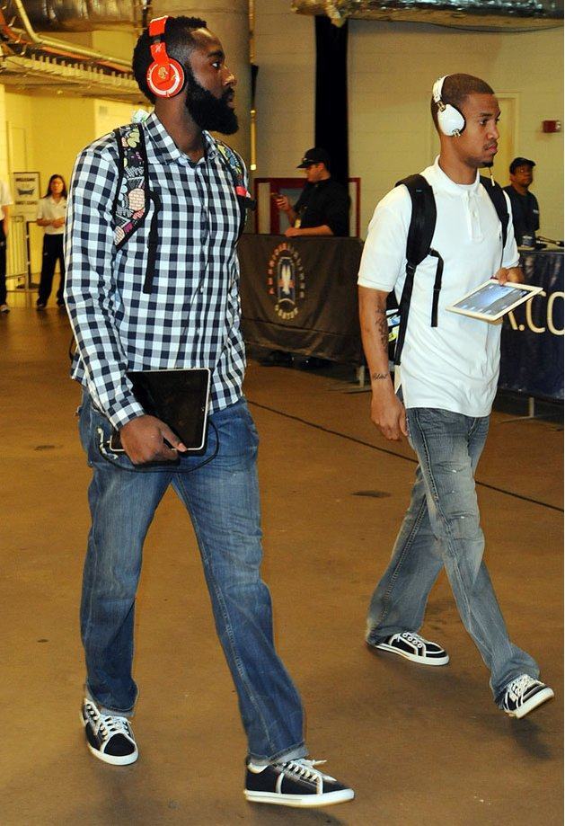 吕迪格的防守是站在那里干瞪嘛，比斯洛特先下课的估计是阿隆索