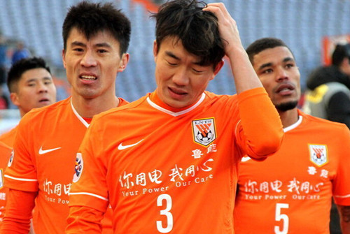 两男子街头比赛拳击，谁输谁赢一目了然！