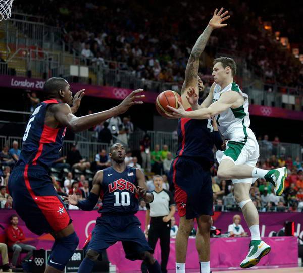 半场战报：罗马1-0乌迪内斯，洛伦佐-佩莱格里尼点射破门