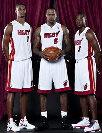 扣篮也很潇洒！福克斯参加青少年训练营展示大风车扣篮！